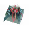Composizione decorativa con pigna bacche rosse e funghetti