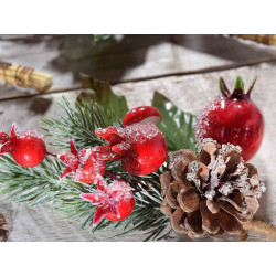 Composizione decorativa con pigna bacche rosse e funghetti