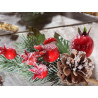 Composizione decorativa con pigna bacche rosse e funghetti
