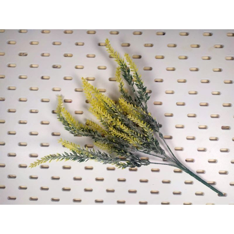 Rametto con fiorellini gialli