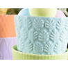 Vaso in ceramica colorata con decori in rilievo tono su tono modello a scelta