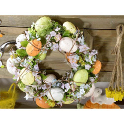 Ghirlanda con uova colorate e fiori di pesco