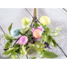 Ramo di uova colorate con glitter e fiori artificiali