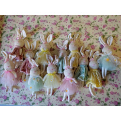 Coniglietto con vestito in tulle/velluto da appendere modello a scelta